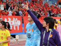 中国女足运动员在比赛中铁杆防守获胜