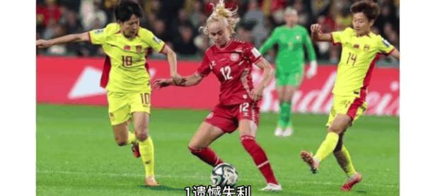 世界杯女足比赛中场休息，球员们调整状态的简单介绍