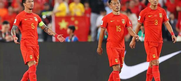 中国足球运动员在赛场上体现出众实力