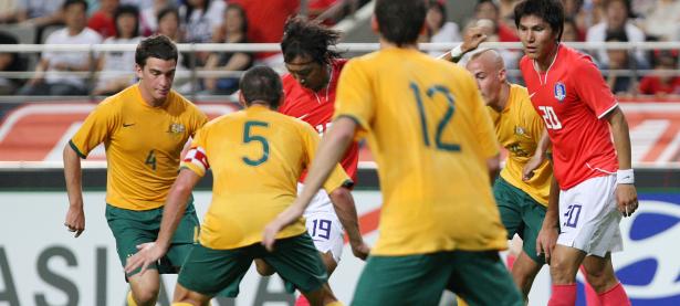 比赛中球员们奋力拼搏，全力以赴追求胜利