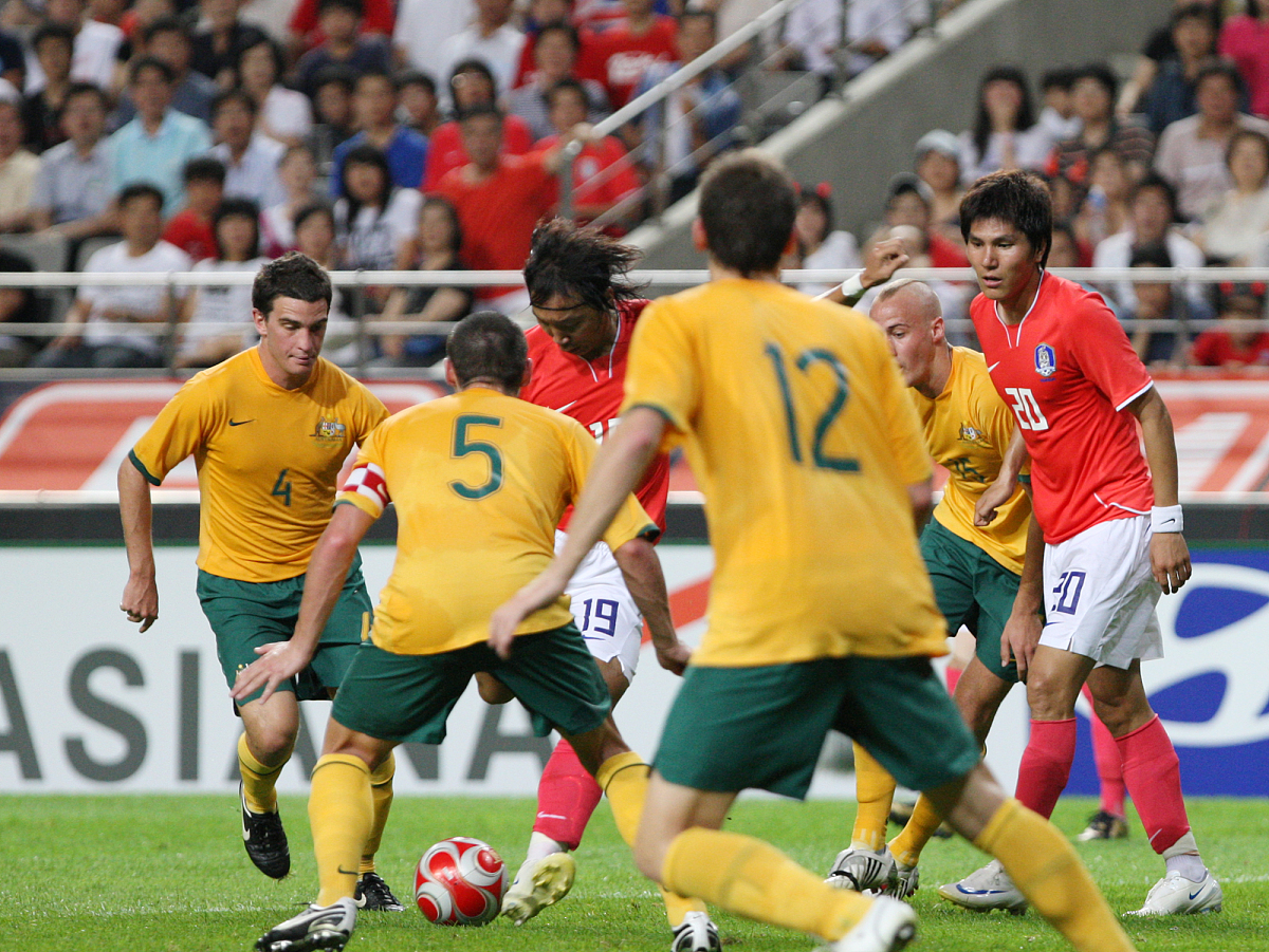 比赛中球员们奋力拼搏，全力以赴追求胜利